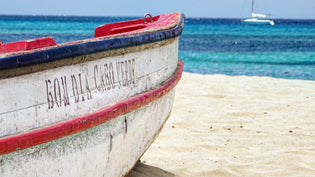  Foto panoramica di Capo Verde: Spiaggia di sabbia dorata con palme e un mare turchese sotto un cielo azzurro. Un'immagine mozzafiato delle bellezze naturali di Capo Verde.
